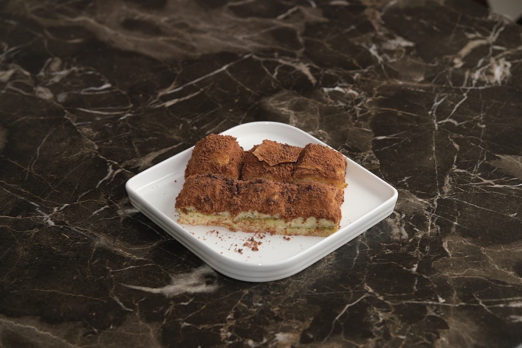 Beyaz tabakta soğuk baklava porsiyonu